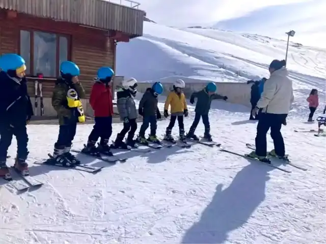 Hakkari'de Minik Kayakçılar Eğitime Devam Ediyor