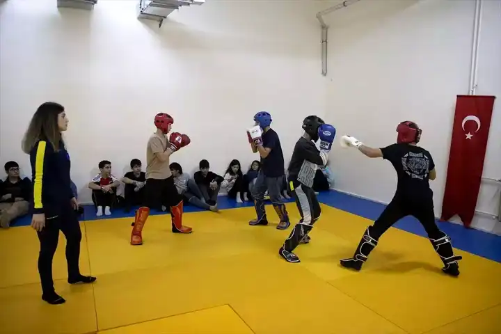 Kick Boks Şampiyonu Öğretmen, Öğrencilerine İlham Kaynağı Oluyor