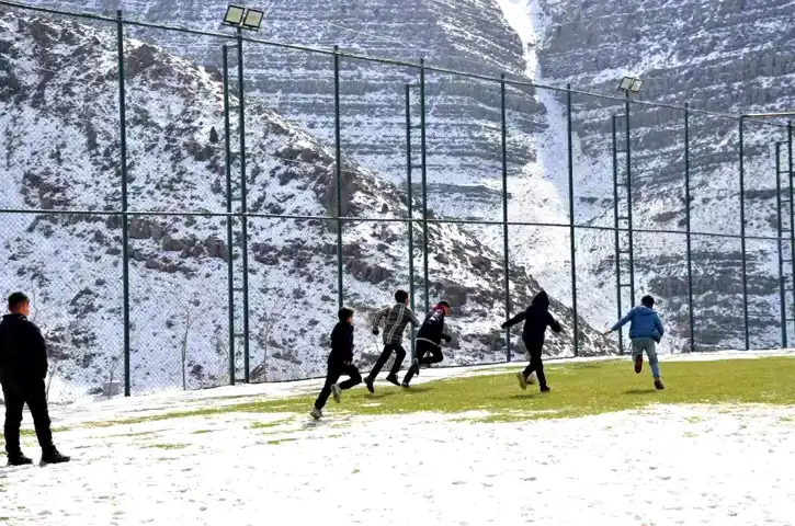 Şırnak Uludere'de Karlı Futbol Maçı!