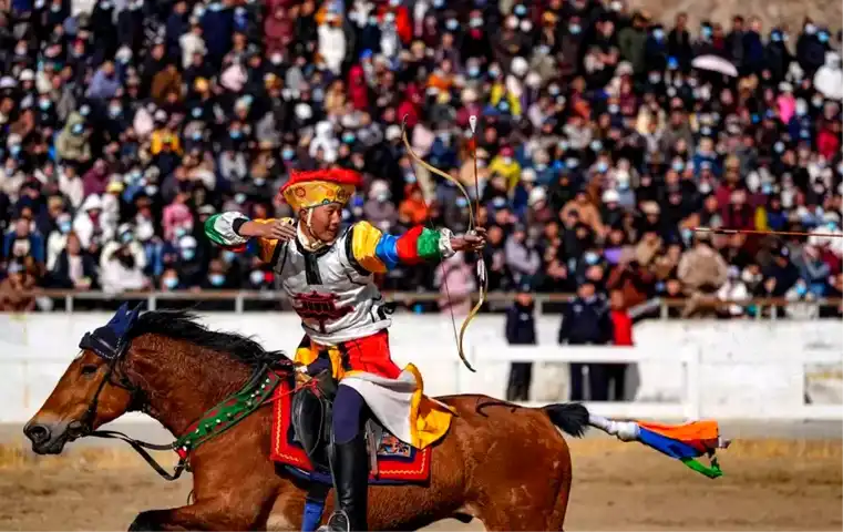 Tibet Yeni Yılı'nda At Yarışları ve Gösterileri
